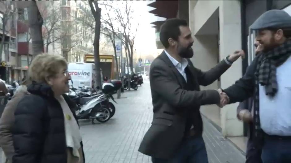 Manifestantes frente a la sede de ERC cantan un villancico: "Roban y roban y vuelven a robar"