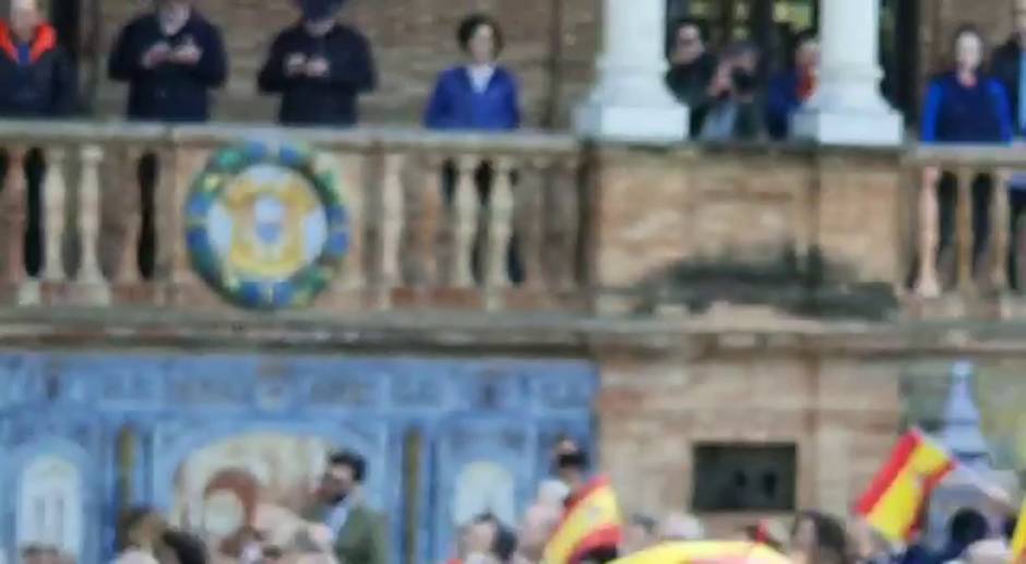 Alrededor de mil personas se reúnen de forma espontánea en Sevilla a favor de la unidad de España