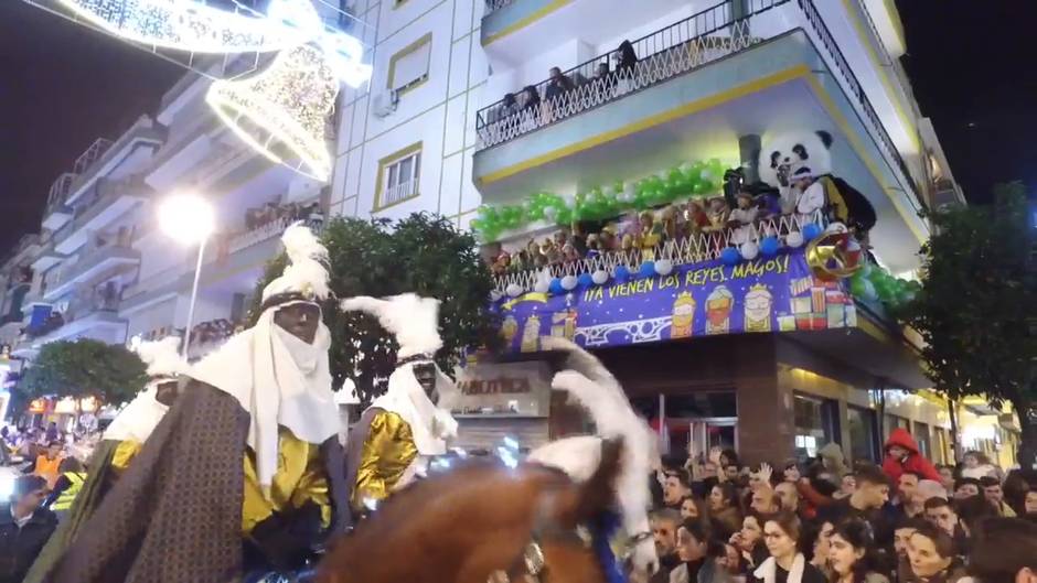 La Cabalgata de los Reyes Magos de Sevilla, a su paso por la calle Asunción del barrio de Los Remedios