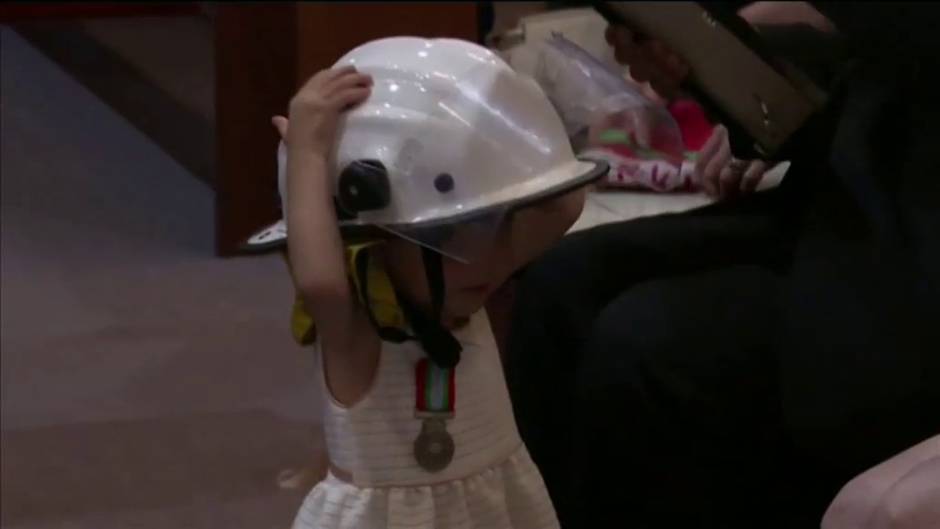 La hija de un bombero fallecido en los fuegos de Australia recibe la Medalla al Servicio