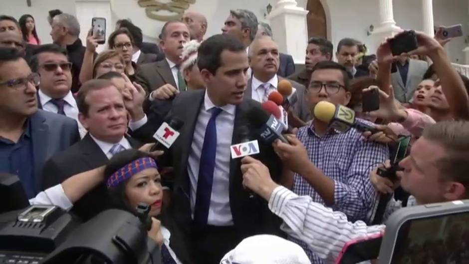 Juan Guaidó jura como presidente interino de Venezuela