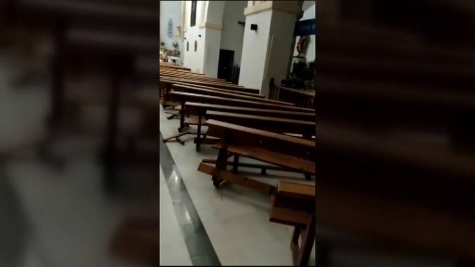 Un coche acaba en el altar de una iglesia de Sonseca mientras el conductor dice que está endemoniado