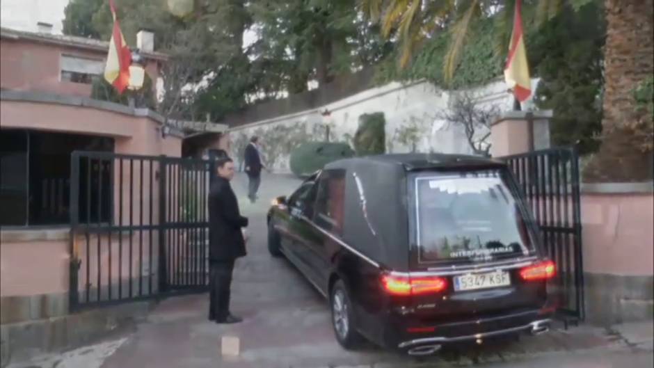 El coche fúnebre con los restos mortales de Doña Pilar de Borbón llega al domicilio familiar para celebrar el velatorio