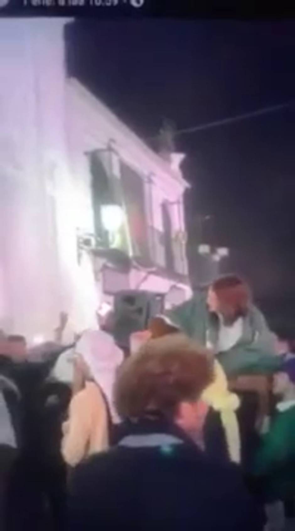 Parodia de una procesión por las calles del Rocío