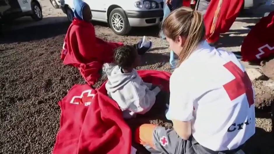 Llega una patera con 27 personas a la playa grancanaria de El Burrero