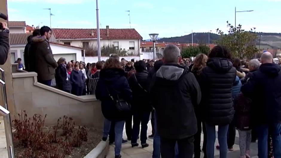 Emotivo minuto de silencio en Ayegui en memoria de los dos niños muertos en Estella