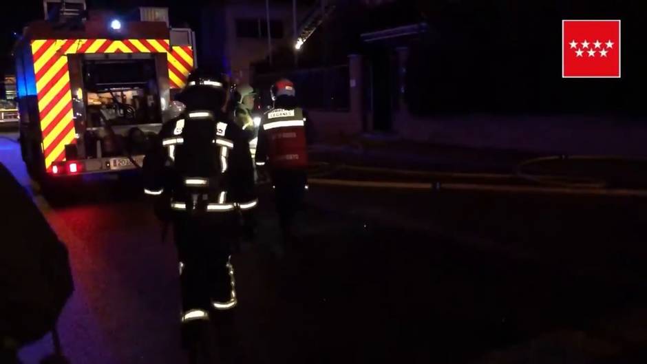 Bomberos controlan un incendio en una nave industrial de Leganés