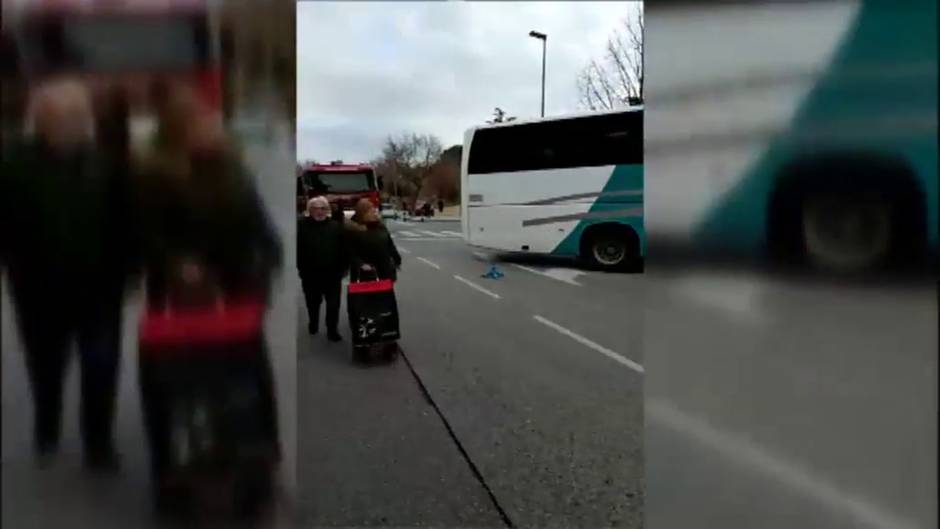 Aparatoso accidente de un autobús escolar contra un coche aparcado en Azuqueca de Henares, Guadalajara