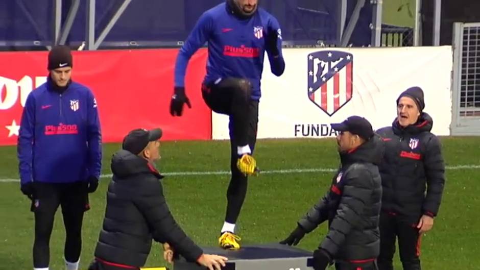 Caras de pocos amigos en el entrenamiento del Atlético