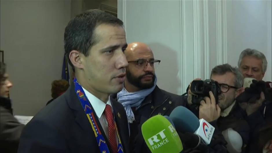 Guaidó asegura en París que España es "aliada de la democracia" y que se mantendrá de esa manera