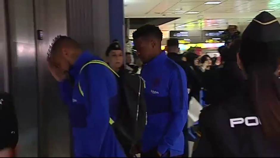 Decenas de aficionados reciben al Barça en el aeropuerto de Valencia