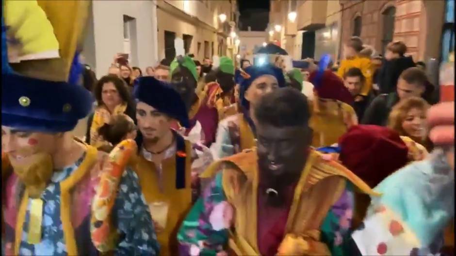 VÍDEO: Pasacalle de Los Molina en Cádiz con Pídeme lo que tú quieras