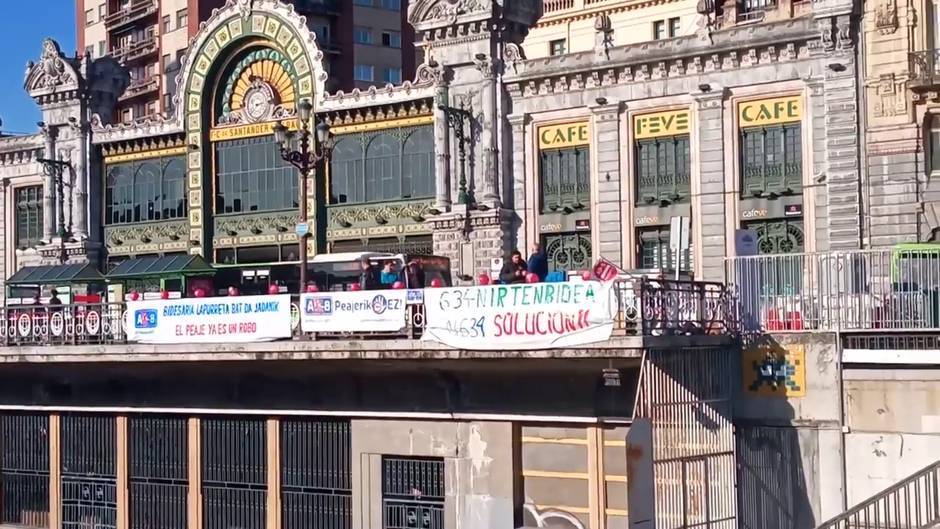 Activistas contra los peajes de la AP-8 se movilizan en Bilbao