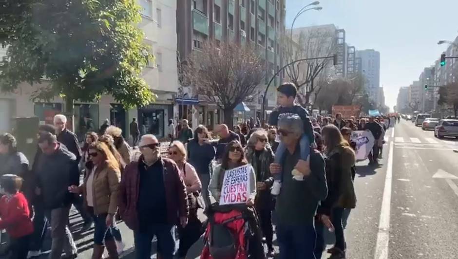 Manifestación de Marea Blanca por las calles de Cádiz