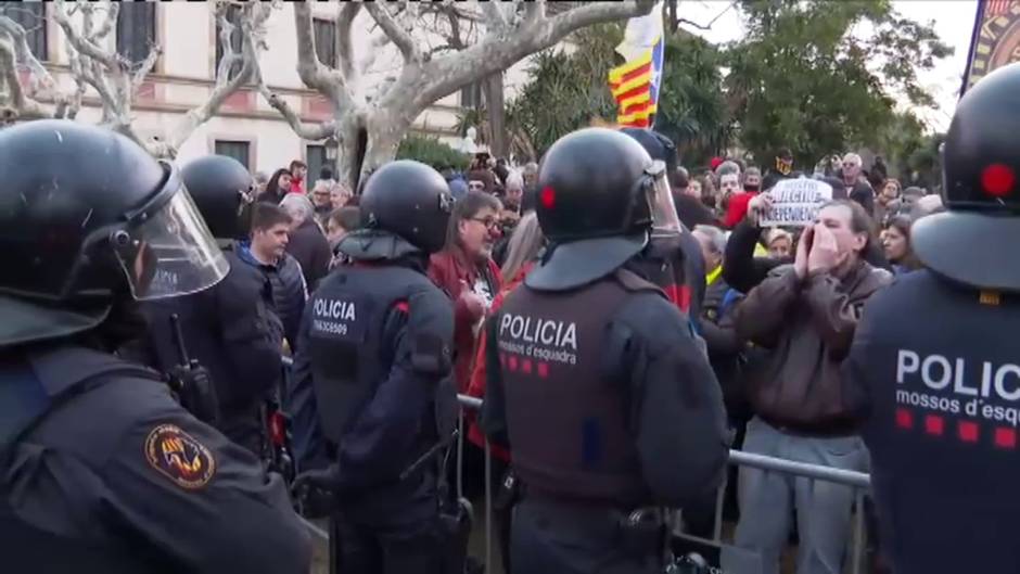 Concentración frente al Parlament para protestar por la retirada del acta de diputado a Torra