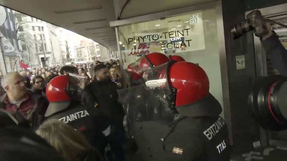 Tensión entre piquetes y la Ertzaintza en jornada de Huelga General