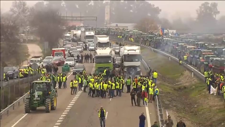 Los olivareros de Andújar protestan cortando la A-4