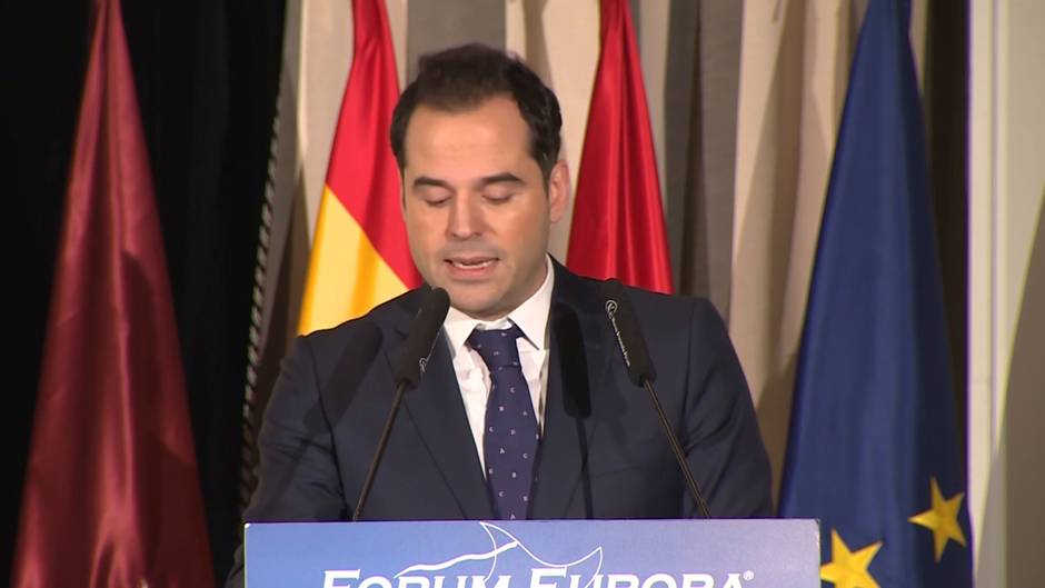 Aguado anuncia la primera ley de familias monoparentales