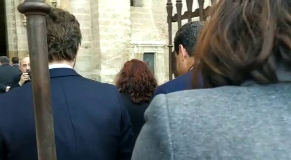 El presidente de la Junta de Andalucía acude junto al líder del PP, Pablo Casado, a la misa en recuerdo de Alberto y Ascen