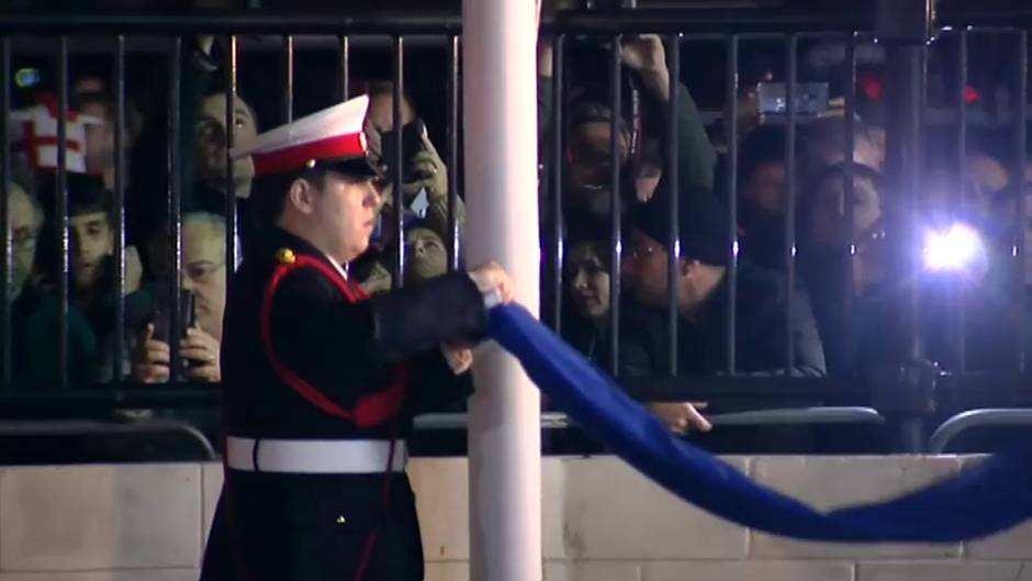 Gibraltar arría la bandera de la UE al son del 'Himno de la alegría'