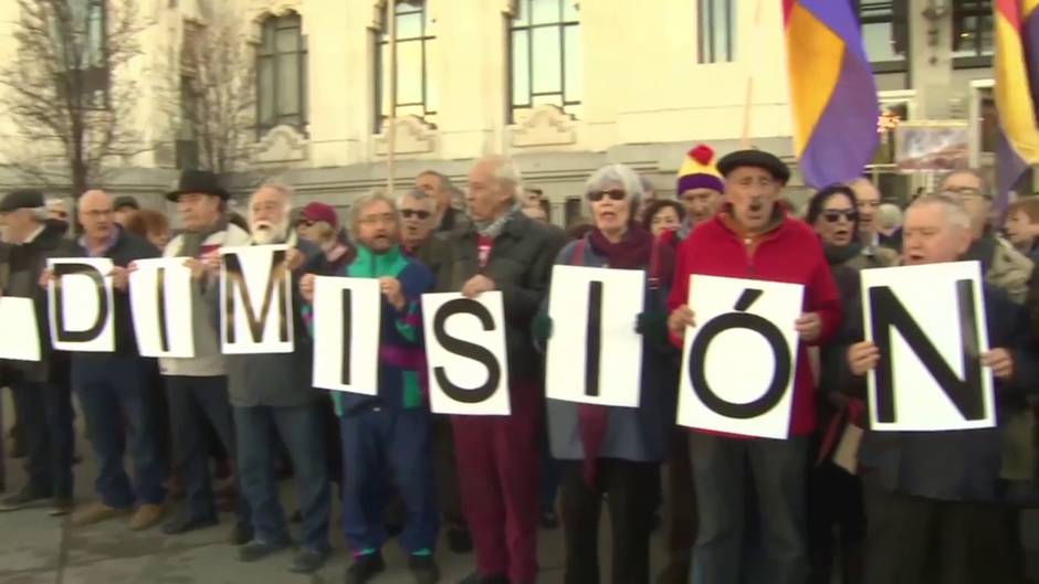 Piden devolver a La Almudena las placas con nombres de fusilados