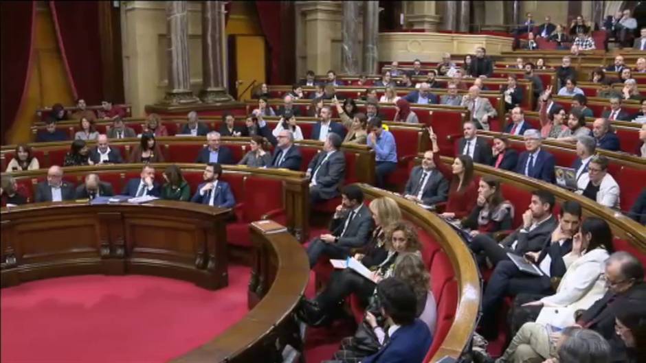 El Parlament aprueba recurrir al Supremo la retirada del escaño de Torra con la abstención del PSC