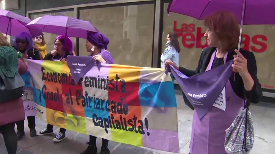 Unas 7.000 mujeres protagonizan una cadena feminista en Madrid