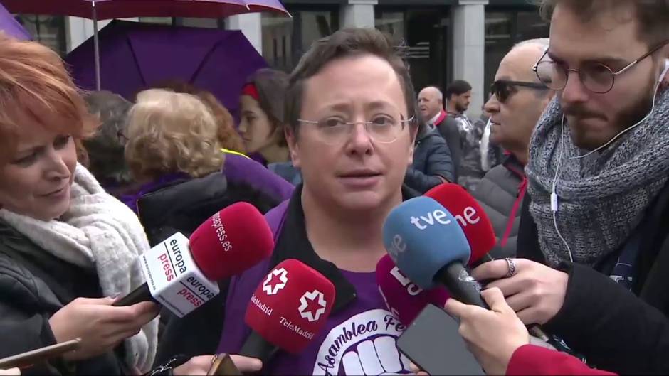 Cerca de 7.000 mujeres protagonizan una cadena feminista en Madrid