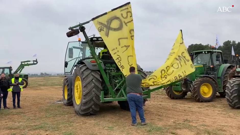 Agricultores malagueños cortan la A-92 para exigir mejoras en los precios