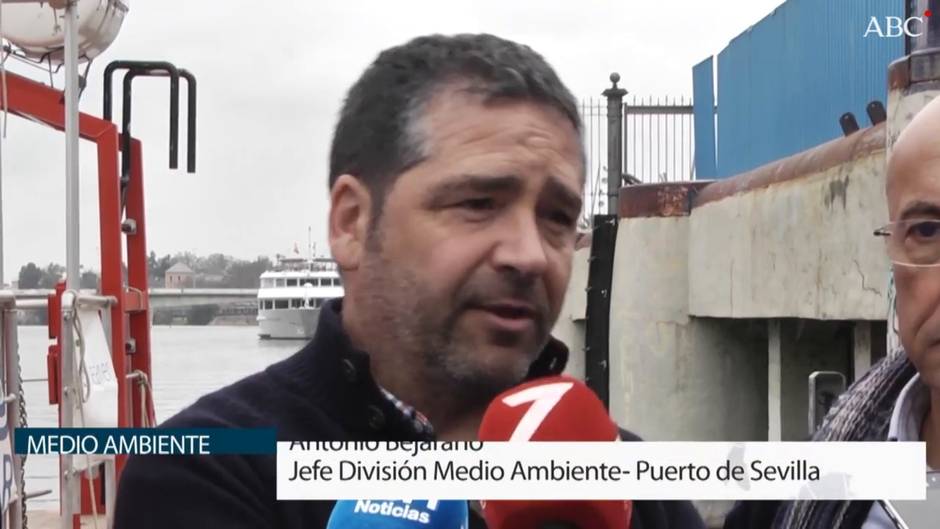 Un catamarán verde y muy tecnológico para limpiar el plástico del Guadalquivir