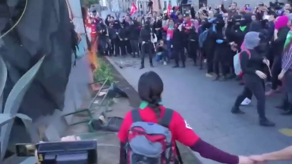 Un grupo de mujeres se manifiesta contra los feminicidios en México