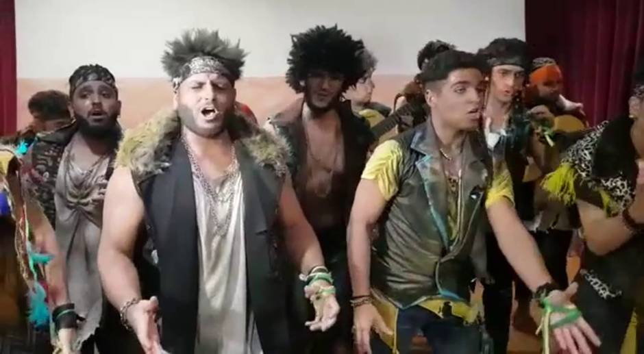 VÍDEO: La comparsa La ciudad de Dios calienta voces en camerinos antes de su pase de cuartos por el Falla