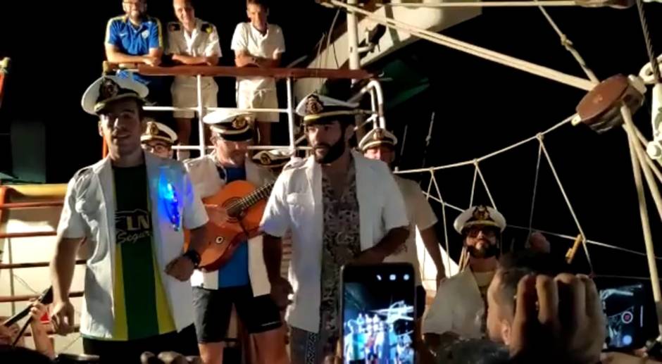 Los tripulantes de Elcano dedican al buque una letra de Carnaval