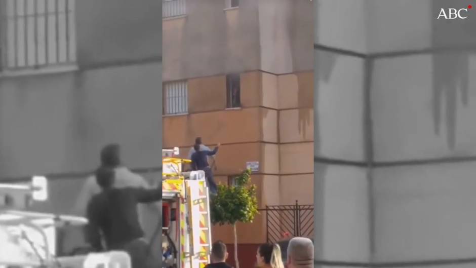 Rescatan con una excavadora a una joven del incendio de un piso en Lora del Río