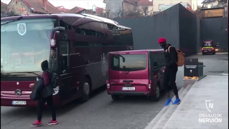 Los jugadores del Cluj, antes de enfrentarse al Sevilla FC