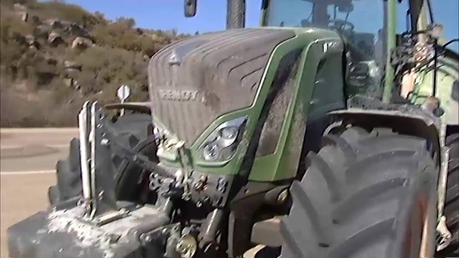 Tres muertos en el choque entre una furgoneta y un tractor