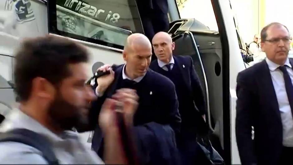 La afición recibe al Real Madrid a lo grande a su llegada a Valencia