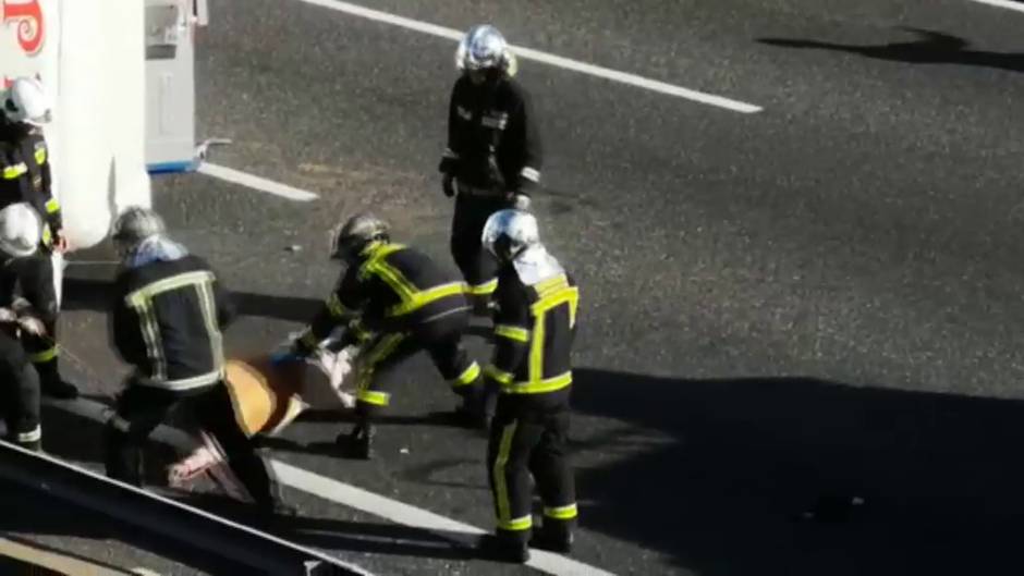 Aparatoso accidente múltiple provocado por un camión cargado de animales vivos en Madrid