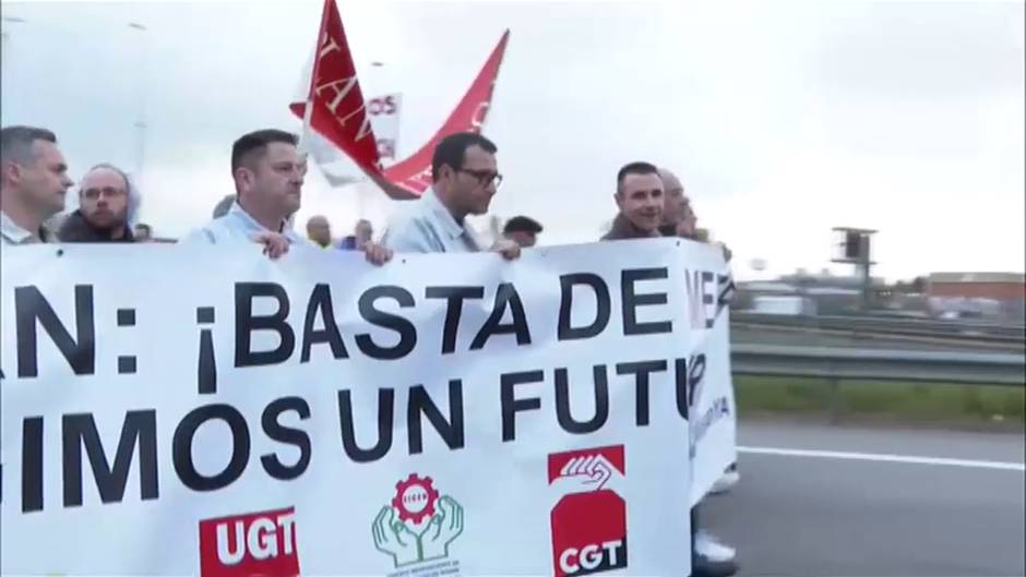 Los trabajadores de Nissan cortan la Ronda Litoral de Barcelona en protesta por los recortes