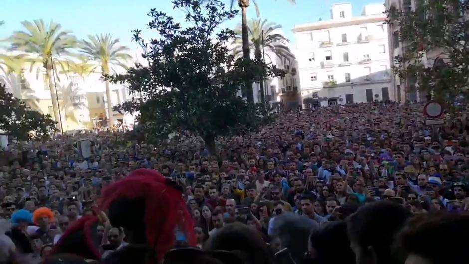 'La chusma selecta' de Ares canta en la Facultad de Medicina ante cientos de seguidores