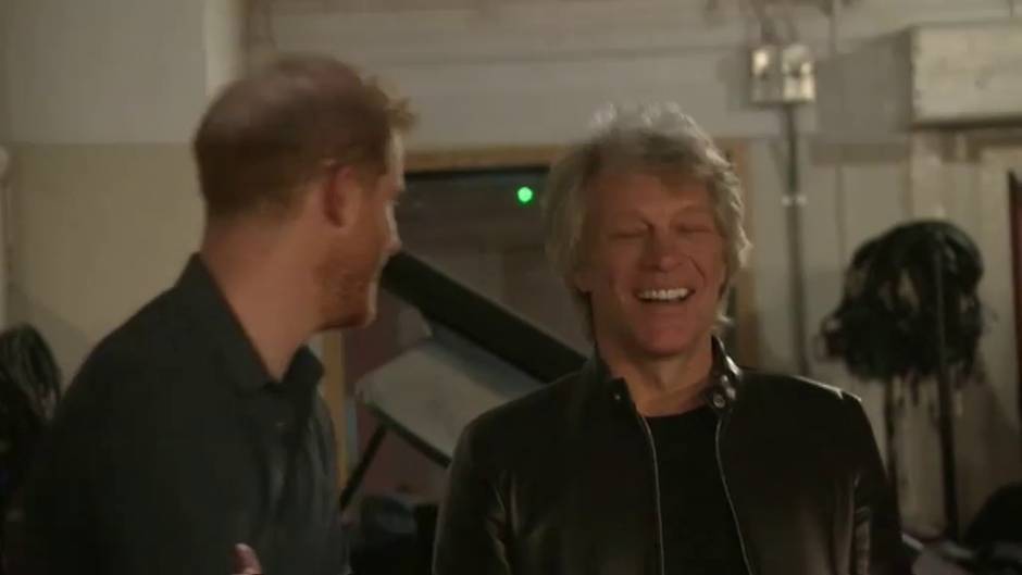 El príncipe Harry escenifica junto a Bon Jovi la famosa foto de Los Beatles en Abbey Road