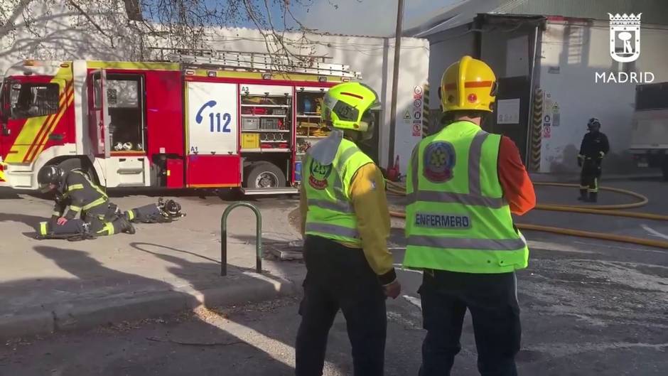 Arde una nave de reciclaje de papel en San Blas (Madrid)