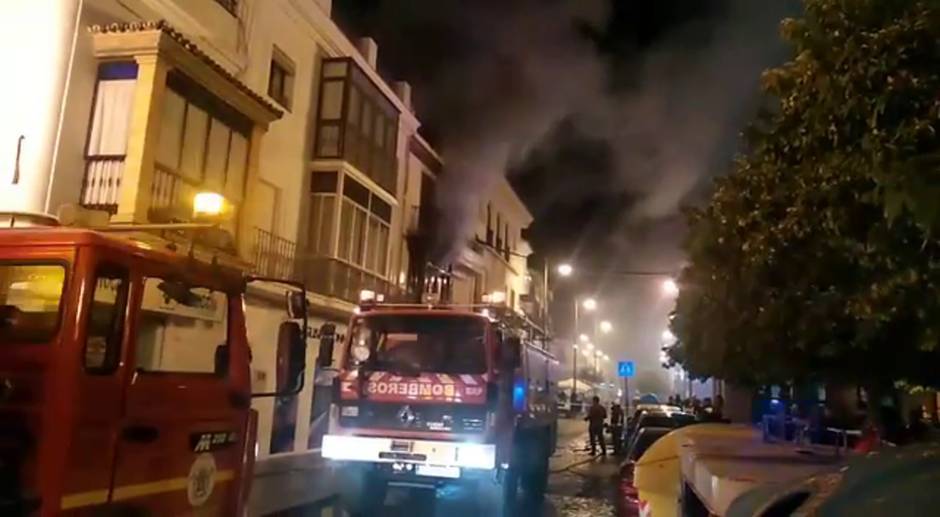 Un espectacular incendio calcina la planta superior de la emblemática «Confitería Cordero» de Utrera