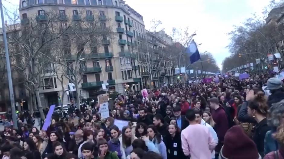 La manifestación feminista de Barcelona llena la Gran Via