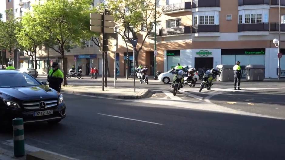 La policía municipal de Sevilla controla la ocupación de vehículos particulares