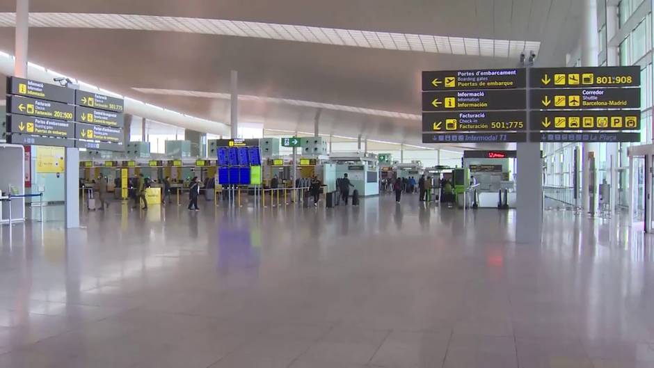 Aeropuerto de El Prat casi vacío por el estado de alarma