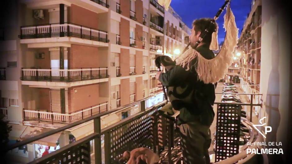 El gaitero Fran Verde interpreta el himno del Real Betis desde su balcón