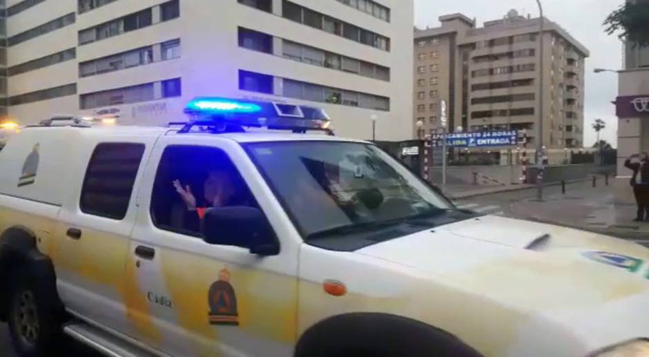 Aplauso compartido en el hospital Puerta del Mar de Cádiz para luchar contra el coronavirus