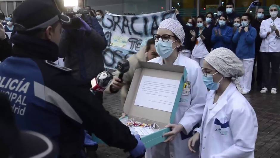 Sanitarios entregan a mascarillas a Policía Municipal