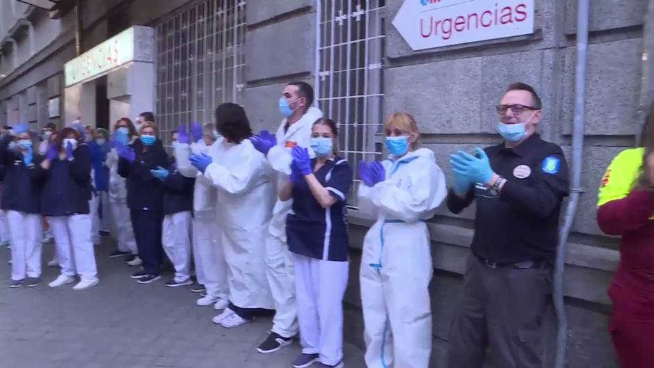 Aplausos de personal sanitario frente al Hospital de La Princesa